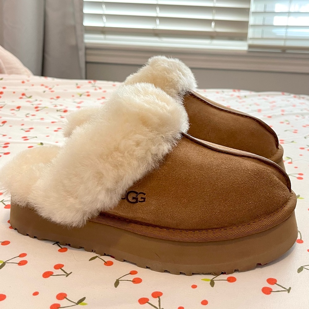 COPY - BRAND NEW UGG DISQUETTE PLATFORM SLIPPERS(chestnut, size 6)